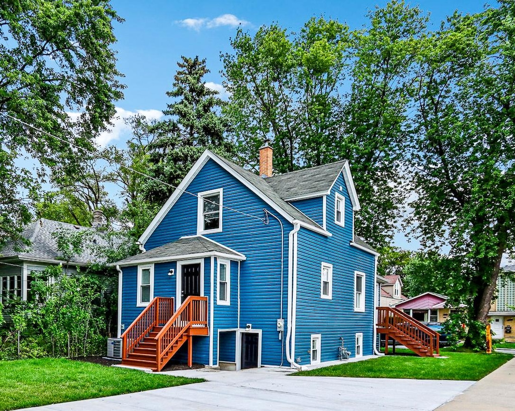 view of front of property with a front yard