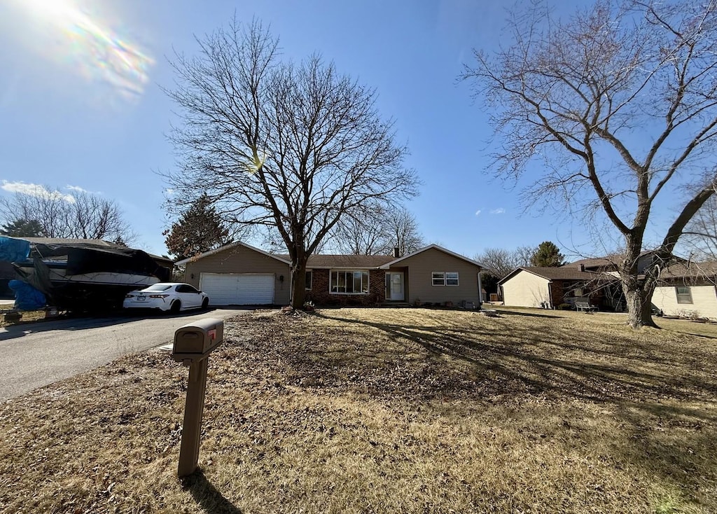 single story home with driveway