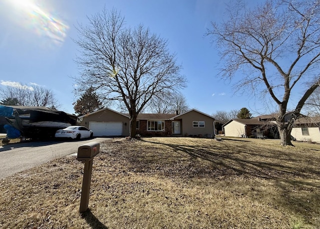 single story home with driveway