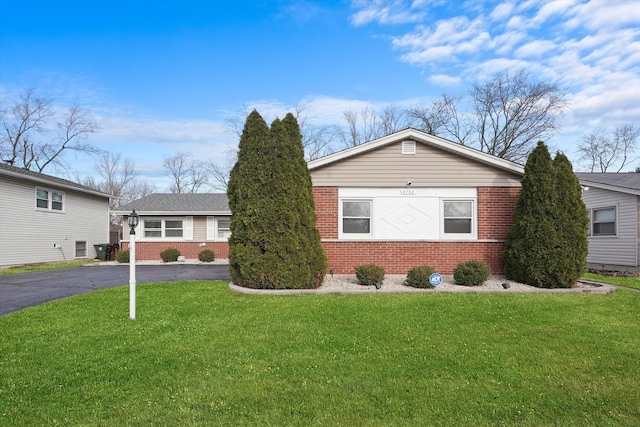 view of front of home with a front lawn