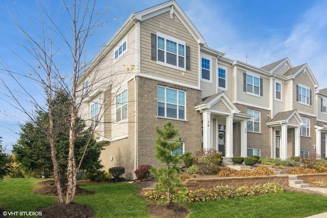 view of front of home featuring a front yard