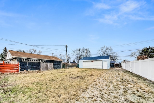 view of yard featuring an outbuilding