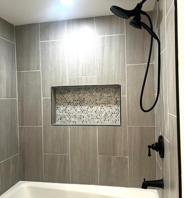 bathroom featuring tiled shower / bath