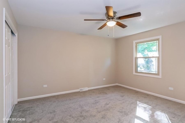 carpeted empty room featuring ceiling fan