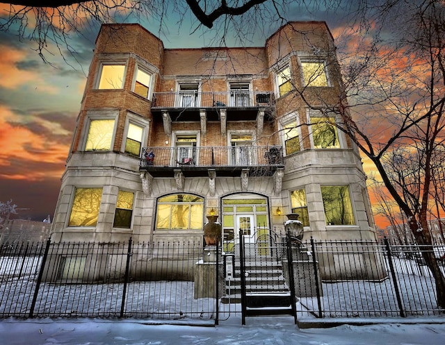 view of front of property featuring a balcony