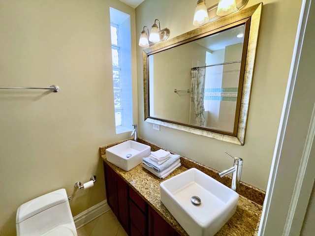 bathroom with a shower with curtain, vanity, and toilet