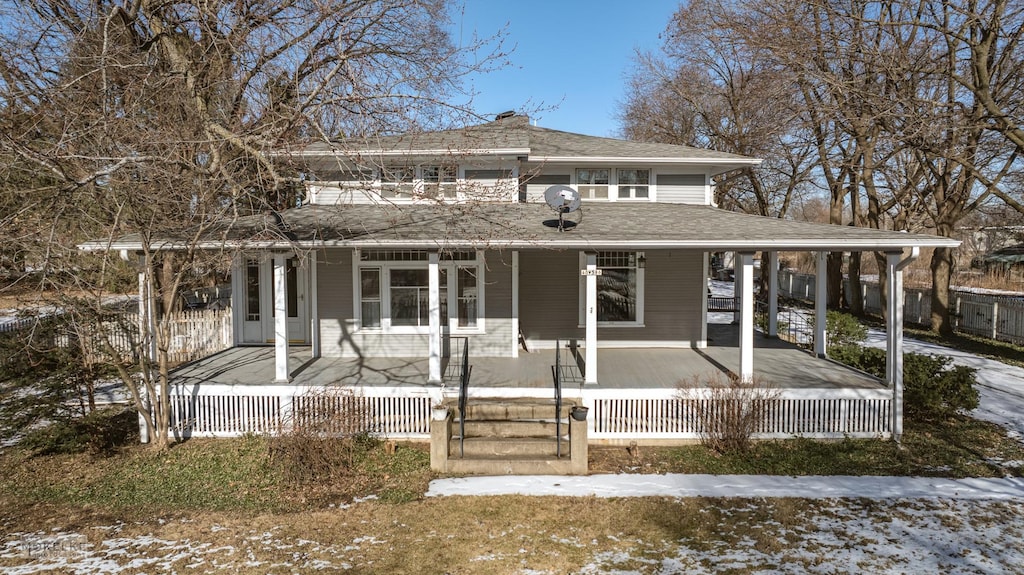 farmhouse featuring covered porch