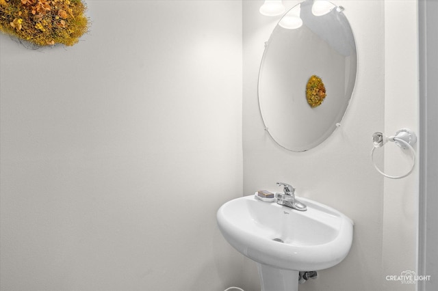 bathroom featuring sink