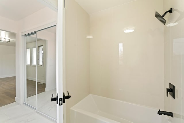 bathroom featuring tiled shower / bath