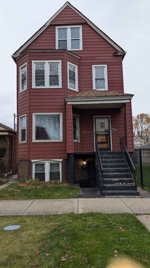 view of front of property featuring a front yard