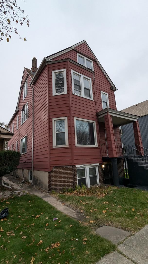 view of side of property featuring a lawn