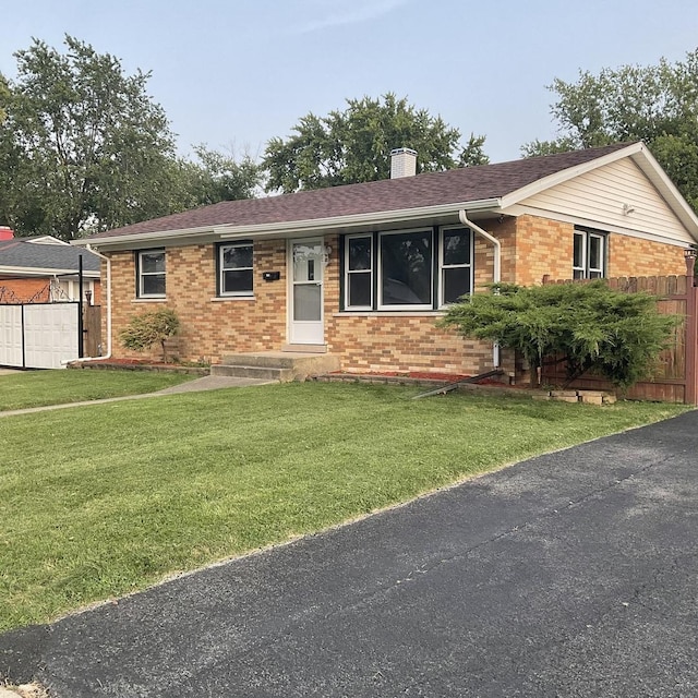 ranch-style house featuring a front yard