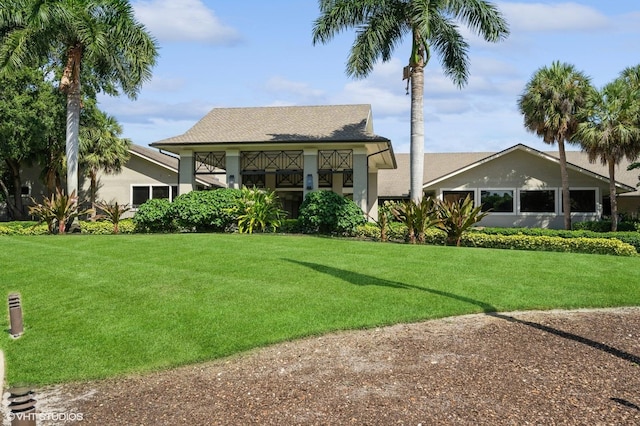 view of front facade featuring a front yard