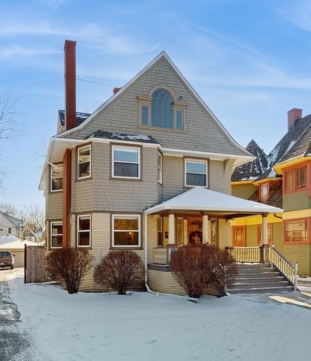 view of front of home with covered porch