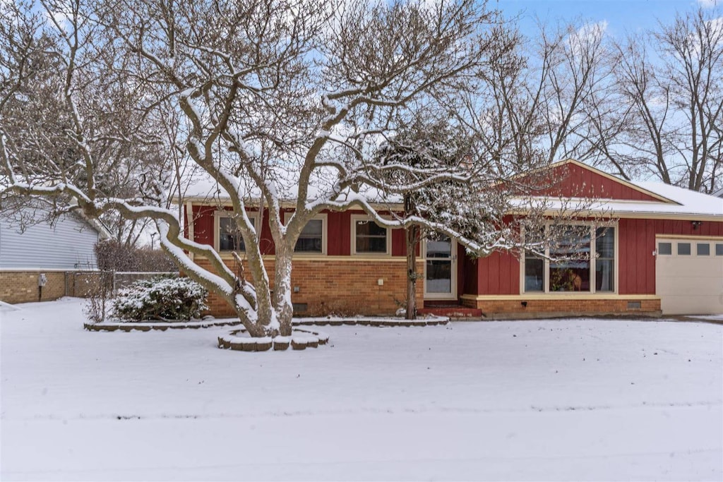 view of front facade with a garage