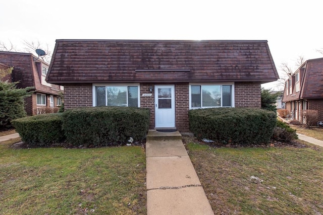 view of front of property with a front yard