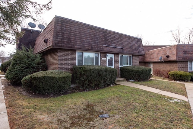 view of front facade featuring a front lawn