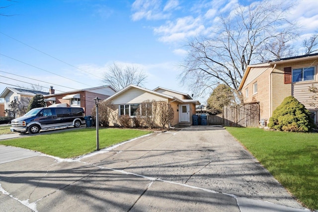 view of front of home featuring a front yard