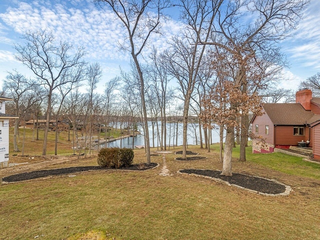 view of yard featuring a water view