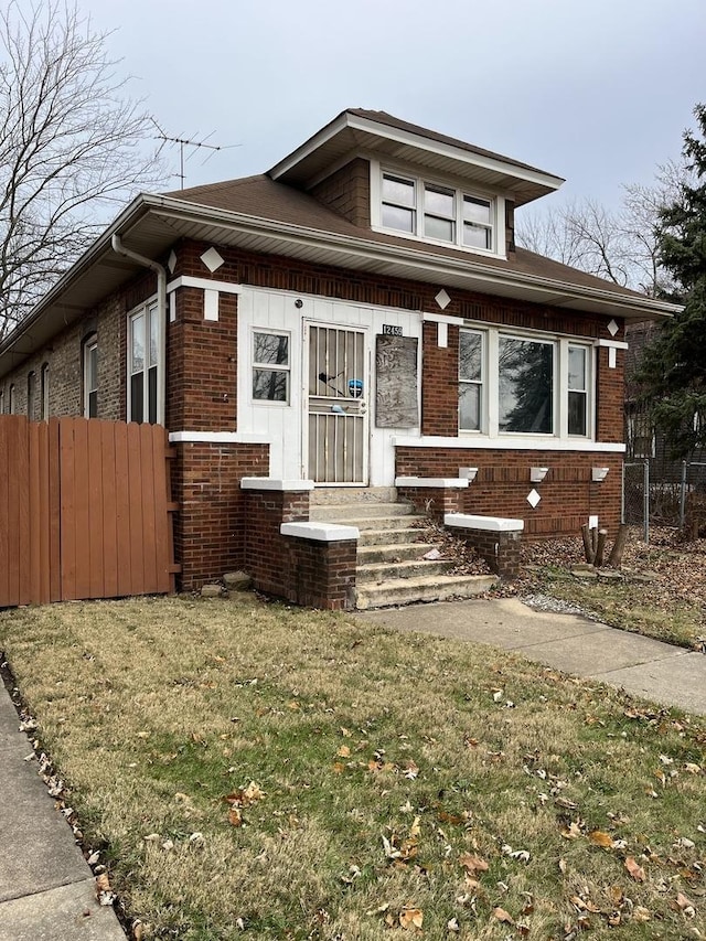 view of front of property with a front lawn