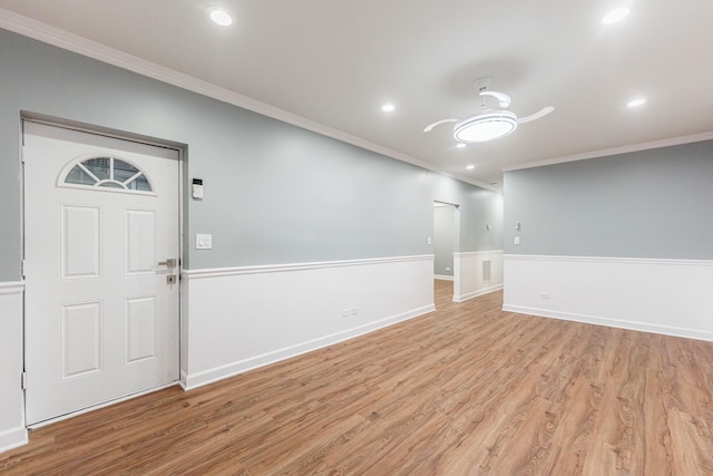 entryway featuring crown molding, ceiling fan, and light hardwood / wood-style floors