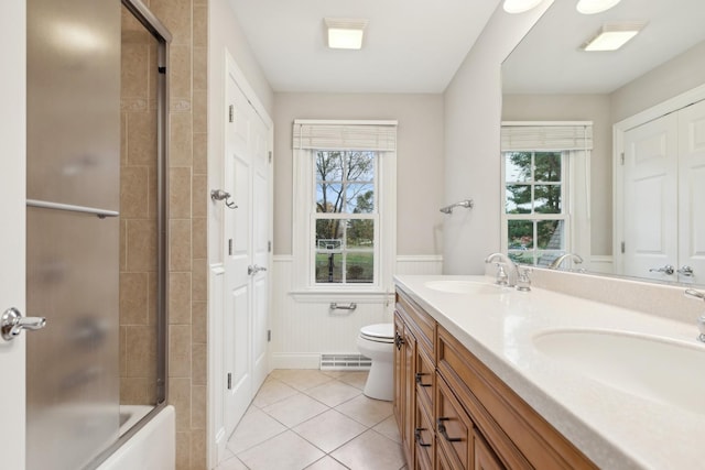 full bath with a wealth of natural light, wainscoting, a sink, and visible vents