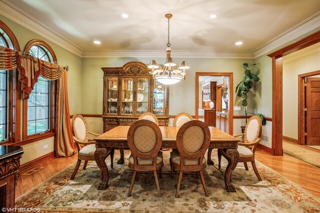 dining room featuring an inviting chandelier, light wood-type flooring, and crown molding