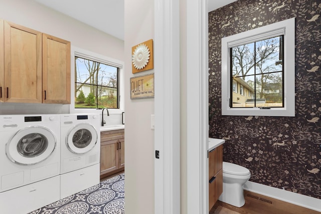 laundry room featuring wallpapered walls, visible vents, independent washer and dryer, and a sink