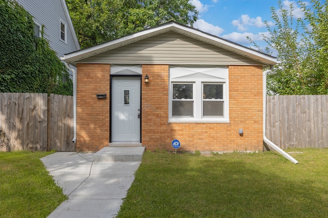 view of front of property featuring a front yard