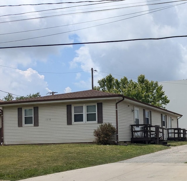 view of front of property with a front yard