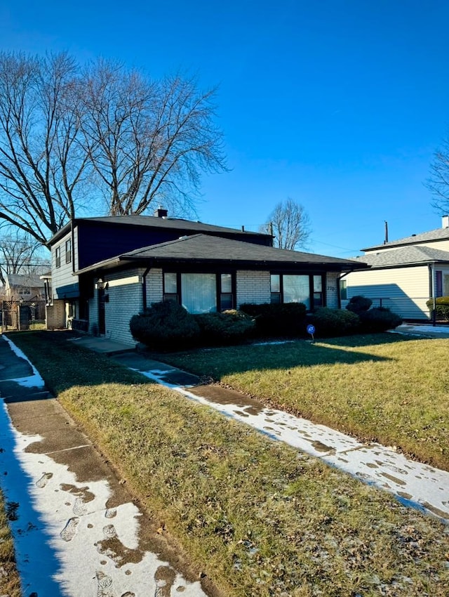 view of front of property featuring a front lawn