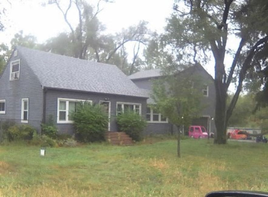 view of front of house with a front lawn