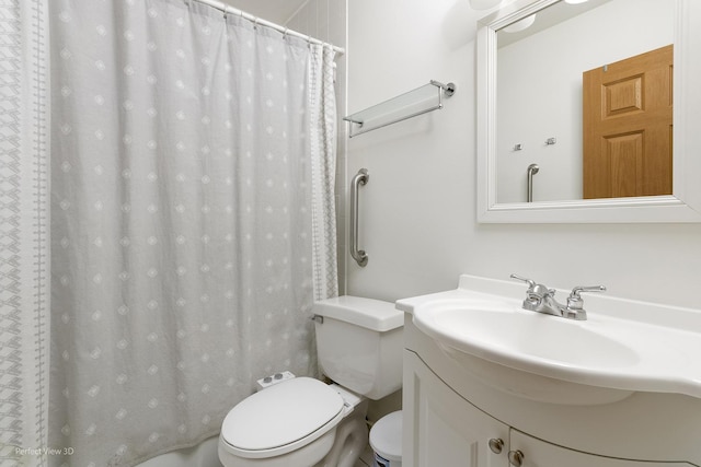 bathroom with a shower with shower curtain, vanity, and toilet