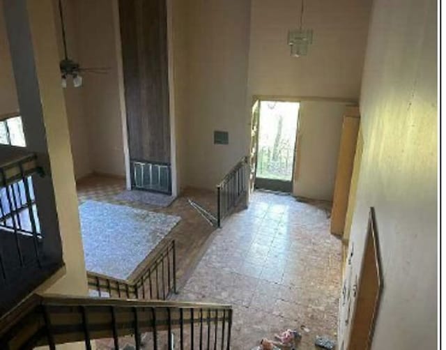 entrance foyer featuring ceiling fan