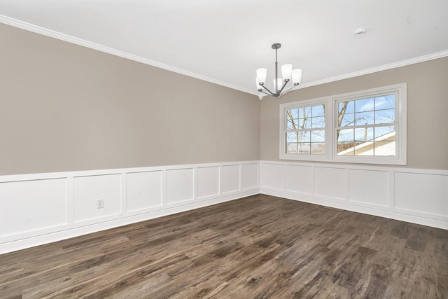 unfurnished room with dark wood-type flooring, an inviting chandelier, and crown molding