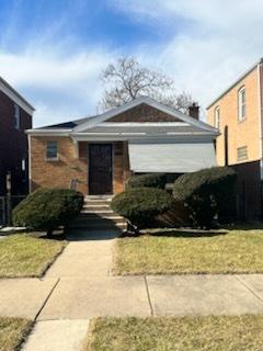 view of front of property with a front lawn