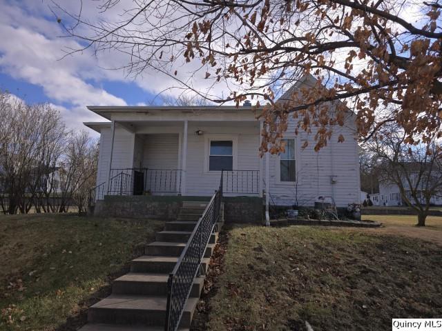 view of front of home featuring a lawn