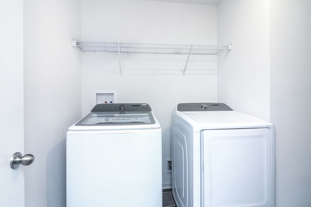 washroom with tile patterned flooring and independent washer and dryer