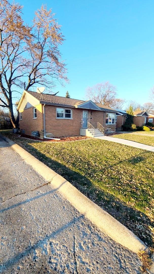 single story home featuring a front lawn