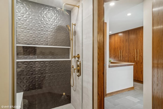 bathroom featuring tiled shower