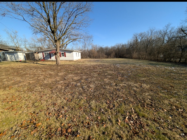 view of yard featuring an outbuilding