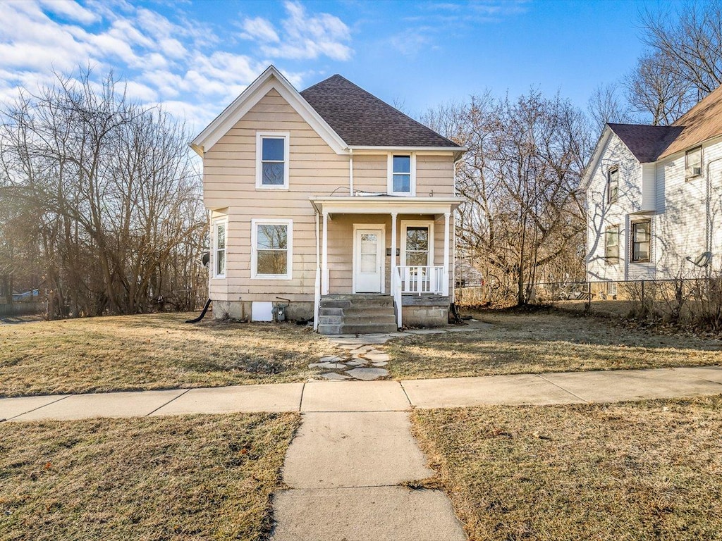 front of property with a front lawn