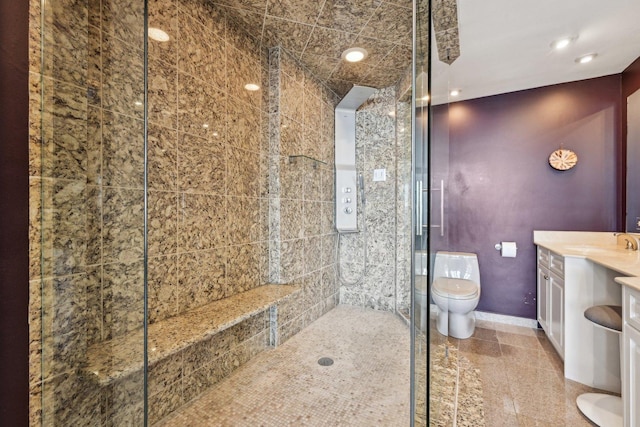 full bath featuring recessed lighting, toilet, a tile shower, vanity, and baseboards