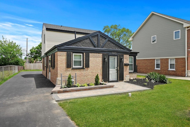 view of front of home featuring a front yard