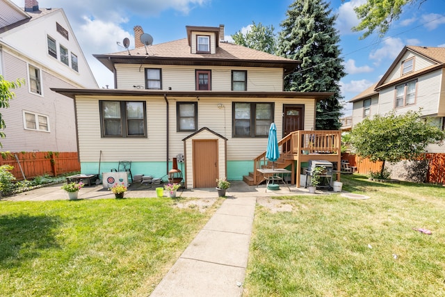 view of front facade with a front lawn