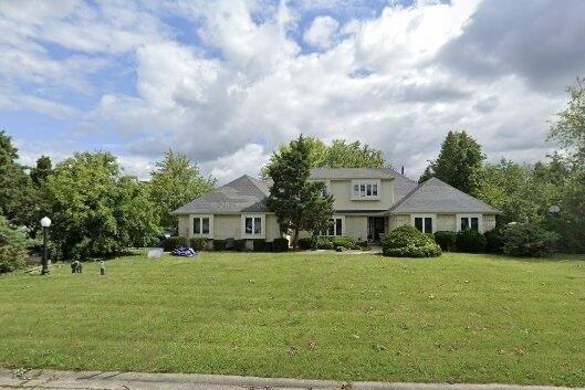 view of front of house featuring a front lawn