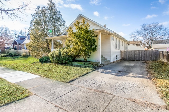 view of front of house with a front lawn