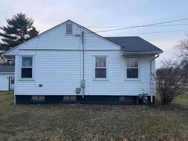 view of side of property featuring a yard