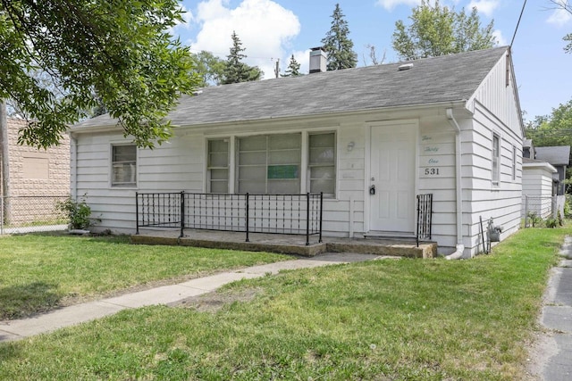 view of front of property with a front yard