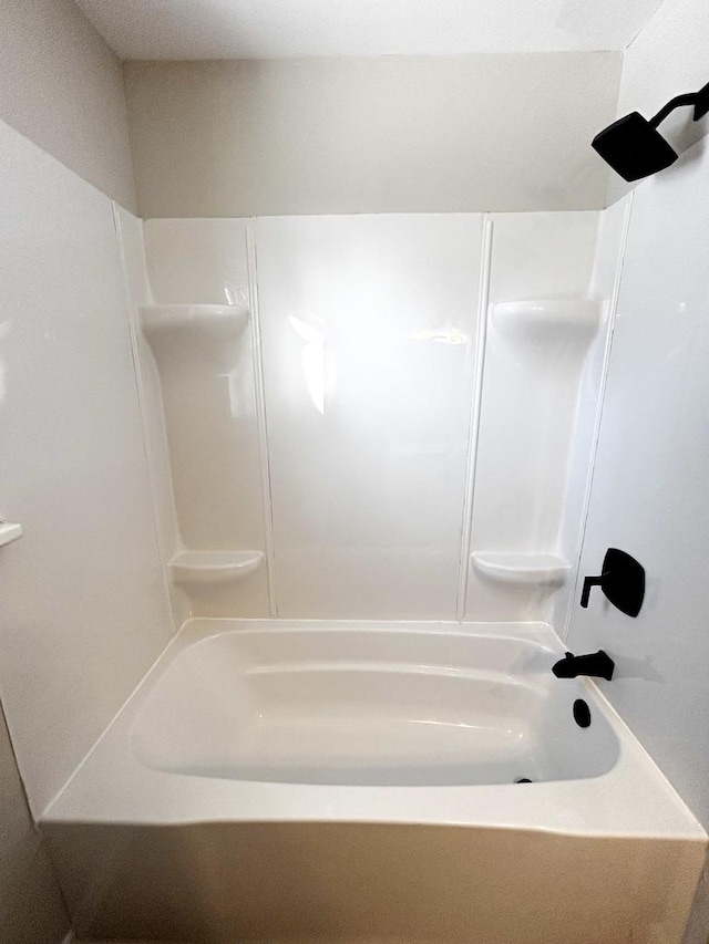 bathroom with washtub / shower combination